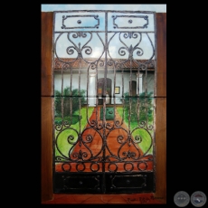 CASA VIOLA CON RELIEVE DE PLANTA EN LAS REJAS, 2010 - Porcelana de MARTHÚ RODRÍGUEZ ALCALÁ 